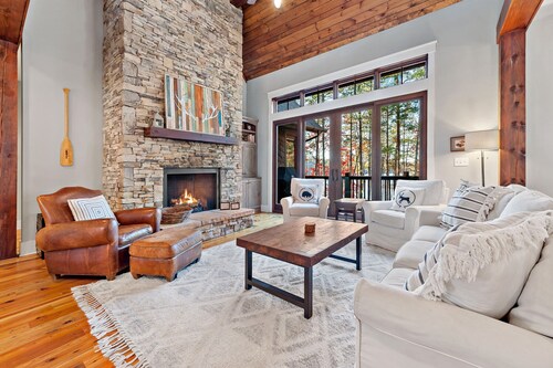 Bluegill Lodge | Lakefront Luxury, Private Dock & Access to Camp Lake James Amenities!
