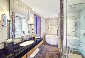 Suite (Vivanta) | Badezimmer | Designer-Toilettenartikel, Haartrockner, Bademäntel, Hausschuhe