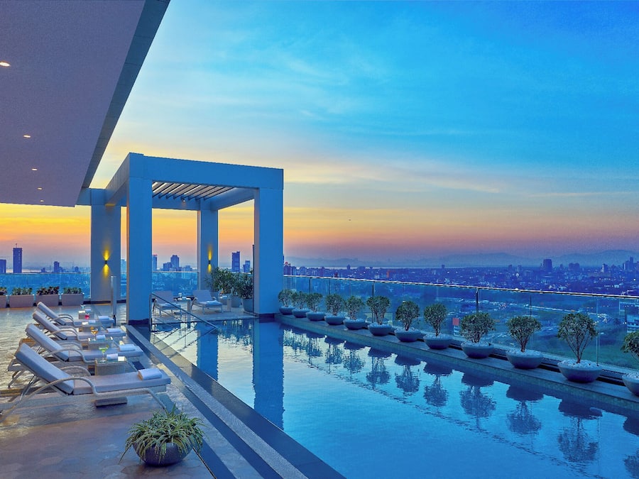 Utendørsbasseng og solsenger