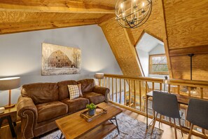 Smart-TV, Kamin, Videospiele, Bücher