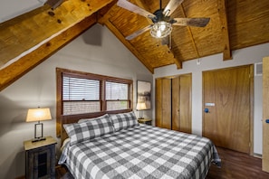 4 bedrooms, desk, iron/ironing board, free WiFi - Rave ReVIEWs! HOA Pool! Fire Pit! Hot Tub! Arcade! (Gatlinburg)
