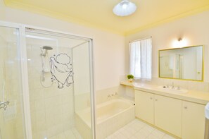 Bathtub, towels