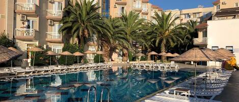 Piscine extérieure en saison, accès possible de 8 h à 18 h, parasols
