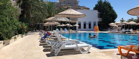 Sæsonbestemt udendørs pool, åben fra kl. 08.00 til kl. 18.00, parasoller