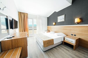 Habitación cuádruple familiar | Minibar y ropa de cama
