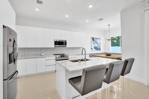 Frigorifero, microonde, forno, piano cottura