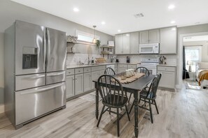Fridge, microwave, oven, stovetop - Pancho and Lefty's - Bohemian Rhapsody Retreat (Wimberley)