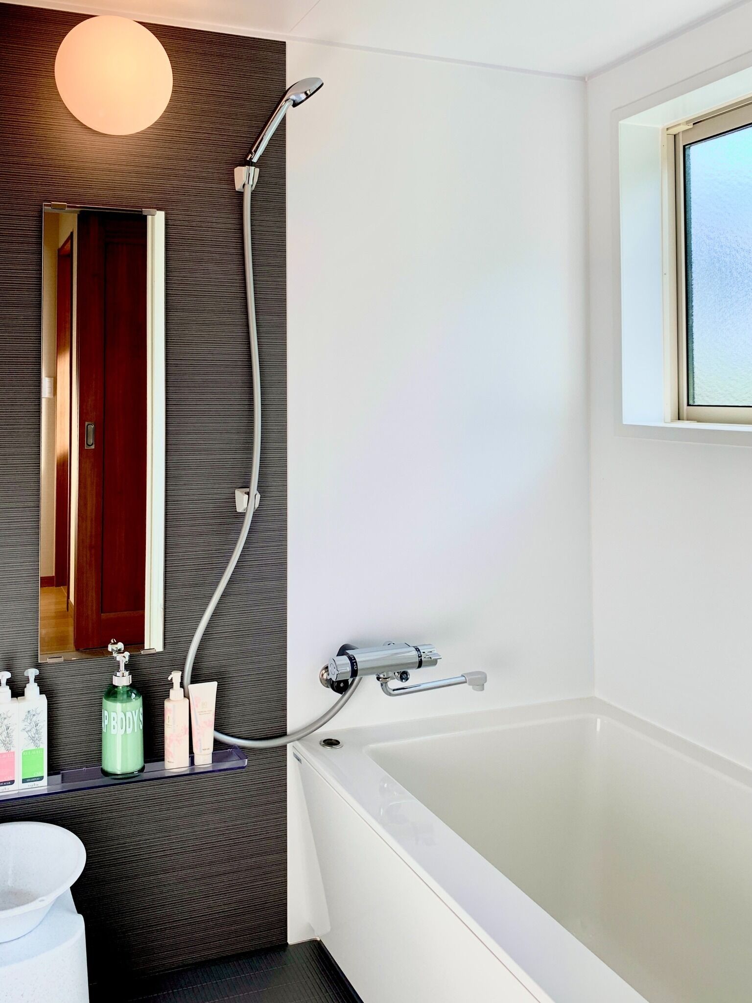 Sèche-cheveux, serviettes fournies