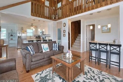 Oak Island 2nd Row Large Beach Home with Private Gated Pool! 5 Bedrooms, 3 decks