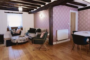 Flat-screen TV, books, offices