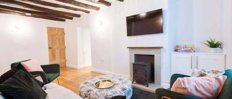 Una televisión de pantalla plana, libros, una oficina