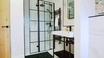 Separate bathtub and shower, hair dryer, towels, shampoo