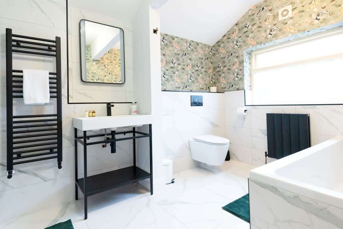 Baignoire et douche séparées, sèche-cheveux, serviettes fournies