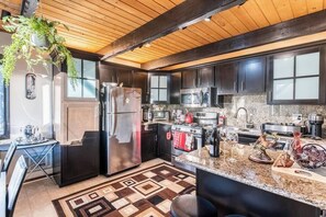 Micro-ondes, four, lave-vaisselle, cafetière/bouilloire