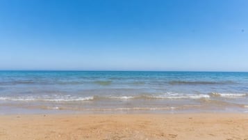 Playa en los alrededores y toallas de playa 