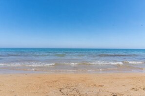 Ubicación cercana a la playa y toallas de playa