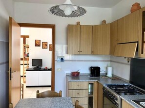 Private kitchen - Lovely 2 bedrooms apt 200 metres from the beach (air condition) (Follonica)