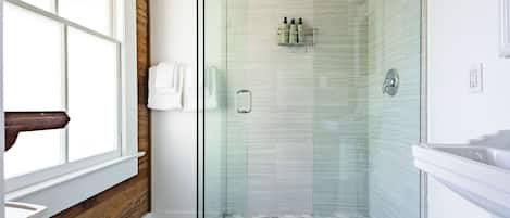 Bañera, secador de pelo y toallas
