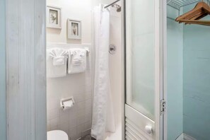Baignoire, sèche-cheveux, serviettes fournies