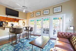 TV, offices - Curry House Room 6 - Balcony & Pool (Key West)