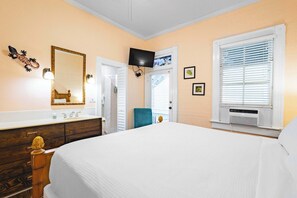 1 bedroom, iron/ironing board, WiFi, bed sheets - Curry House Room 6 - Balcony & Pool (Key West)