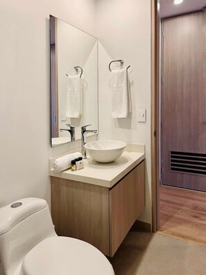 Douche, sèche-cheveux, serviettes fournies