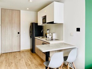 Réfrigérateur, micro-ondes, four, plaque de cuisson