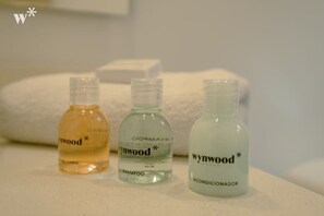 Douche, sèche-cheveux, serviettes fournies