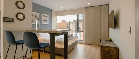 1 slaapkamer, een strijkplank/strijkijzer, wifi, beddengoed