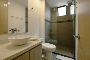 Douche, sèche-cheveux, serviettes fournies