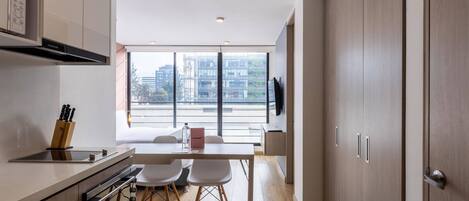 Jääkaappi, mikroaaltouuni, uuni, liesi