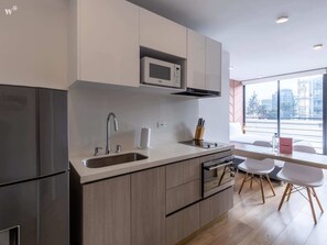 Geladeira, micro-ondas, fogão, cooktop