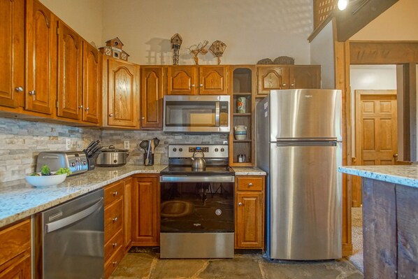 ثلاجة، ميكروويف، فرن، موقد طهي مسطح