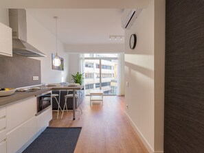 Réfrigérateur, micro-ondes, cafetière/bouilloire, bouilloire électrique