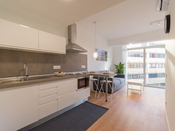 Kühlschrank, Mikrowelle, Wasserkocher mit Kaffee-/Teezubehör