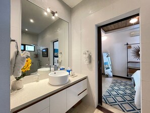 Chuveiro, secador de cabelo, toalhas de banho, sabonete
