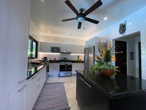 Een koelkast, een magnetron, een oven, een kookplaat