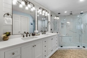 Combined shower/bathtub, towels - Beach front, Pool & Short walk to Pier Park!! (Panama City Beach)