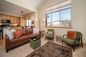 Televisión y chimenea