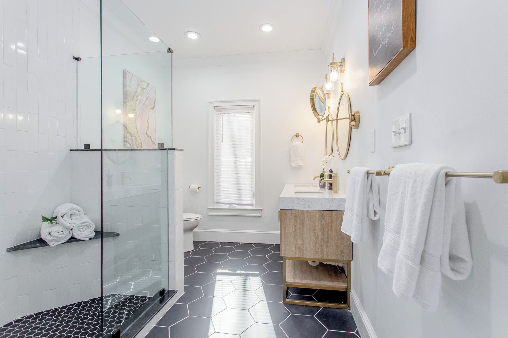 Baignoire, sèche-cheveux, serviettes fournies, shampoing