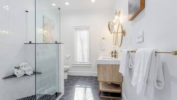 Baignoire, sĂšche-cheveux, serviettes fournies, shampoing