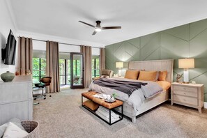 7 habitaciones, escritorio y tabla de planchar con plancha 