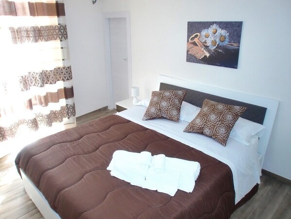 2 bedrooms, iron/ironing board, internet