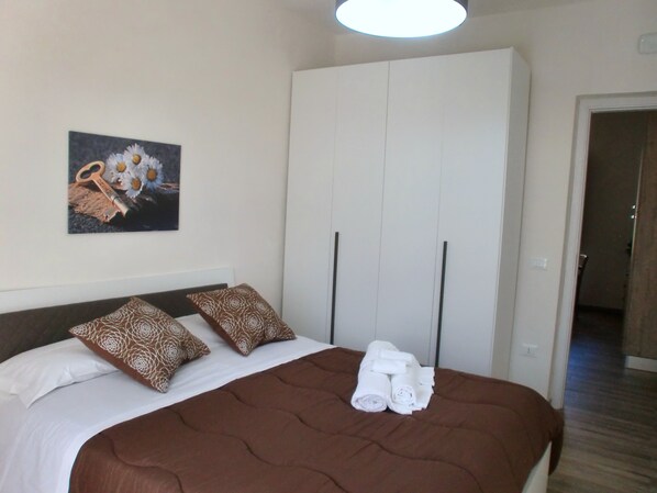 2 quartos, ferros/tábuas de passar roupa, acesso à internet