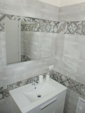 Douche, sèche-cheveux