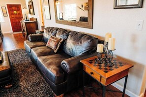 Smart TV, fireplace, offices - Al Fresco dining with lake views, boat slip & game room (Bass Lake)