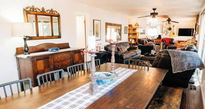 Al Fresco dining with lake views, boat slip & game room