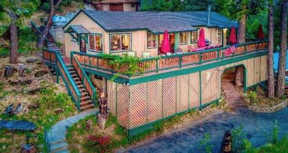 Al Fresco dining with lake views, boat slip & game room