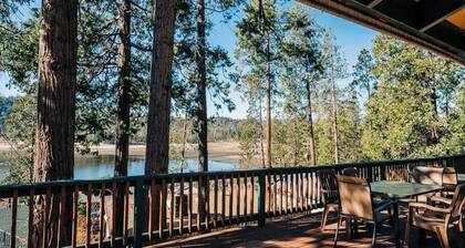 Al Fresco dining with lake views, boat slip & game room