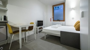 1 habitación, tabla de planchar con plancha, wifi gratis y ropa de cama 